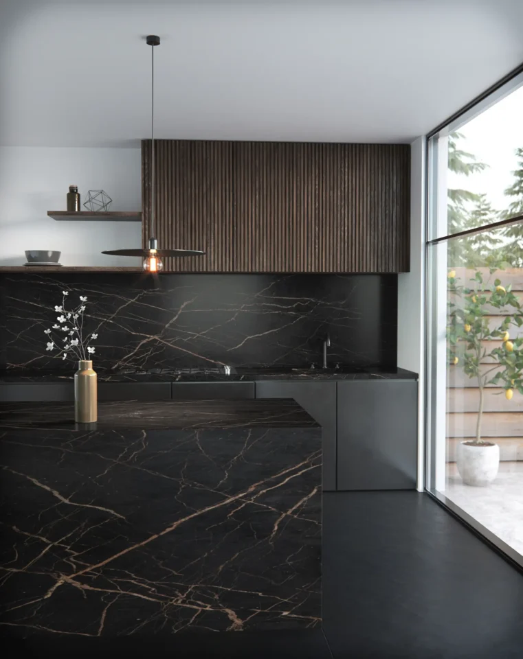 Moderne Küche mit dunklem Marmordesign. Eine Insel und Rückwand aus schwarzem Marmor mit goldenen Adern, darüber eine Hängelampe. Oberschränke aus Holz, daneben Pflanzen in Töpfen vor einer großen Glaswand.