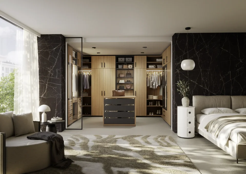 Modernes Schlafzimmer mit großem Fenster, hellem Bett, Nachttisch und gemütlicher Sitzecke links. Integrierter offener Kleiderschrank aus Holz mit Regalen und Schubladen in der Mitte, umgeben von dunklen Wänden. Teppich im Vordergrund.