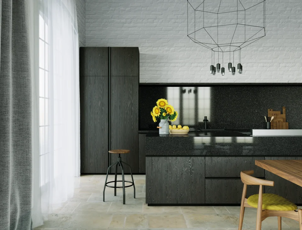 Moderner Kücheneinrichtungsstil mit dunklen Holzschränken und einer dunklen Arbeitsplatte. Auf der Insel steht eine Vase mit Sonnenblumen. Fenster lassen Tageslicht herein. Hängeleuchte über der Insel, rustikaler Hocker und Holztisch mit Stuhl.