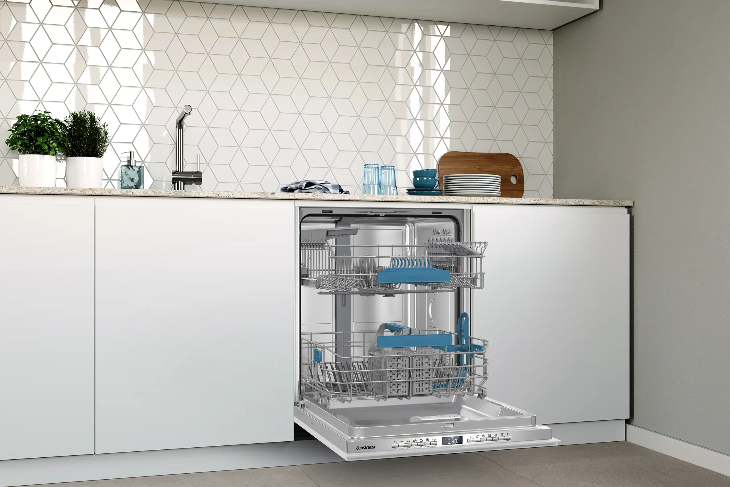 CG6VX02EBE PGA2 Eine moderne Küche mit einem geöffneten Geschirrspüler in einem weißen Schrank. Der Geschirrspüler hat zwei herausgezogene Körbe. Auf der Arbeitsplatte stehen Geschirr, Pflanzen und ein Brotkasten. Der Hintergrund zeigt eine Wand mit geometrischen Fliesen.