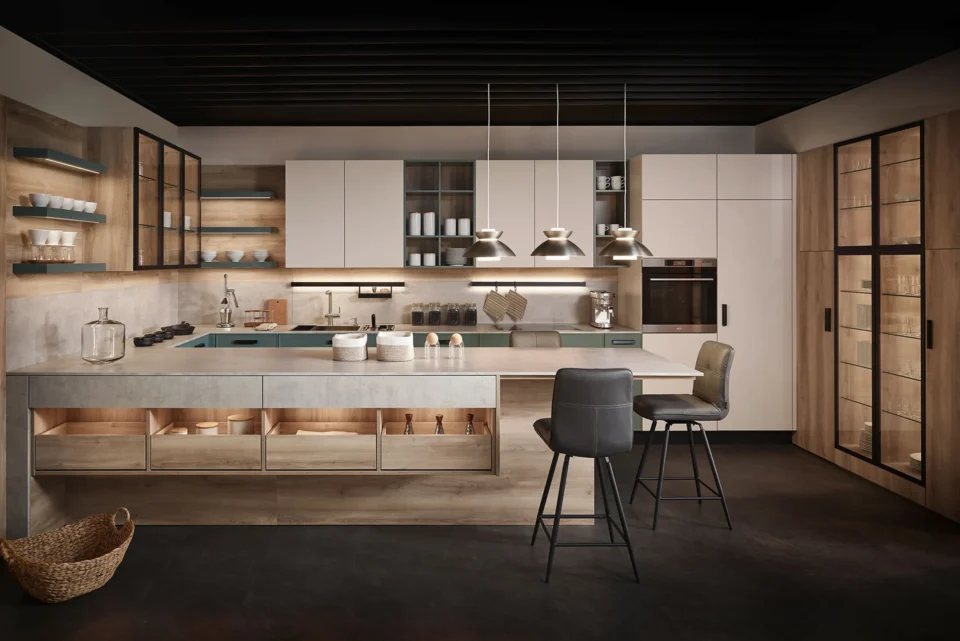 Moderne Küche mit Holz- und Glaselementen. Mittig eine Kücheninsel mit Hockern. Regale und Schränke sind an den Wänden. Über der Insel hängen drei Lampen. Dunkler Boden und Decke ergänzen das Design.