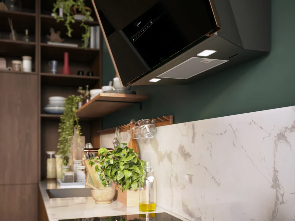Moderne Küche mit dunklem Holzregal, grüner Wand und Marmorarbeitsfläche. Pflanzen und Küchenutensilien sind dekorativ platziert. Eine schwarze Dunstabzugshaube mit Beleuchtung ist über einem Elektroherd installiert.