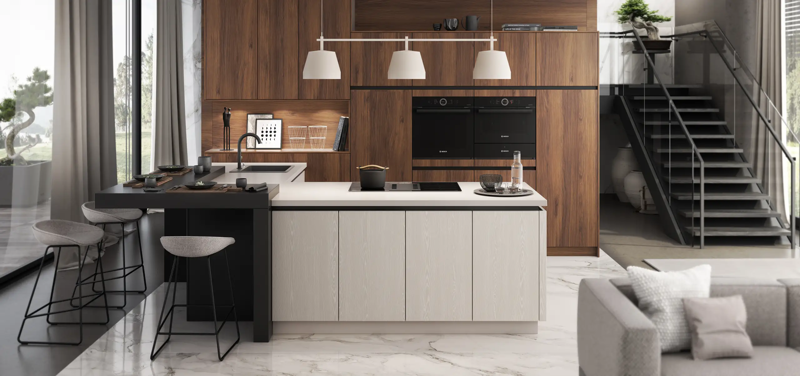 Moderne Küche mit Holz- und weißen Elementen, einer Kochinsel mit Barhockern, eingebauten schwarzen Backöfen und Hängelampen. Im Hintergrund eine Treppe und ein Sitzbereich. Helle, offene Gestaltung.