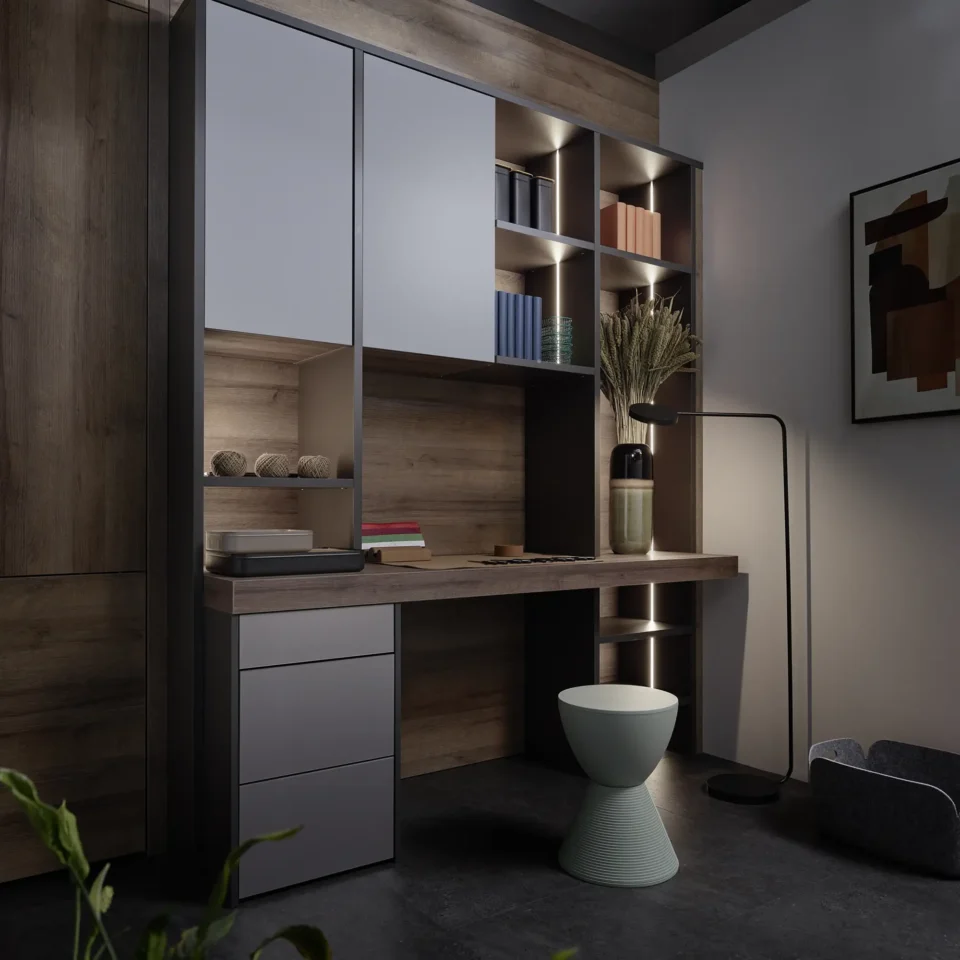 Moderner, minimalistischer Raum mit Schreibtisch, Regalen und Dekoration. Beleuchtete Fächer mit Büchern und Vasen oben. Dunkle Farbpalette mit Naturtönen, hoher Stehlampe und Kunstwerk an der Wand. Kleiner Hocker vor dem Schreibtisch.