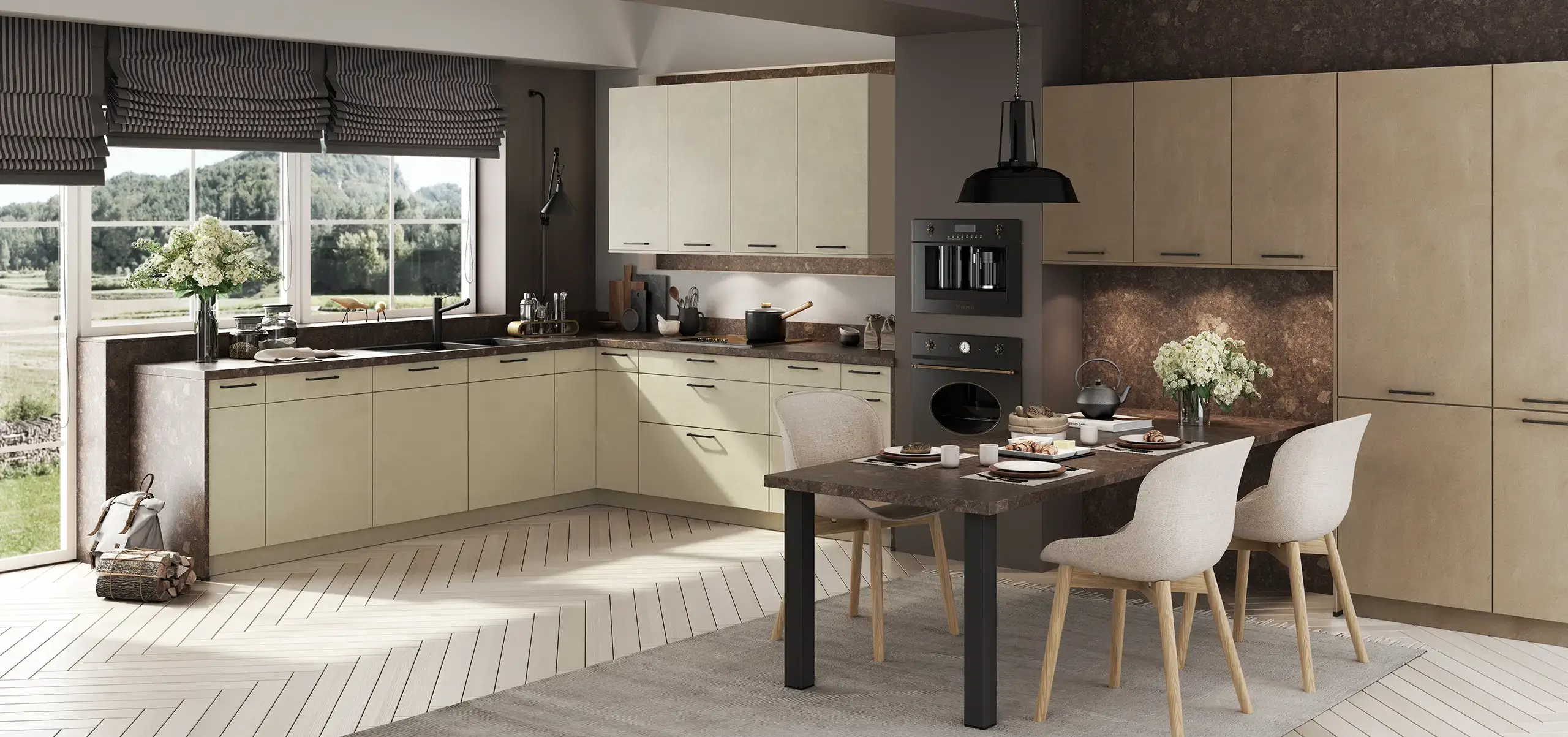 Moderne Küche mit hellem Holzdekor, Einbaugeräten, und schwarzem Tisch mit vier beige Stühlen. Große Fenster mit Vorhängen bieten Blick ins Grüne. Heller Fischgrätboden und dezent dekorierte Arbeitsflächen.