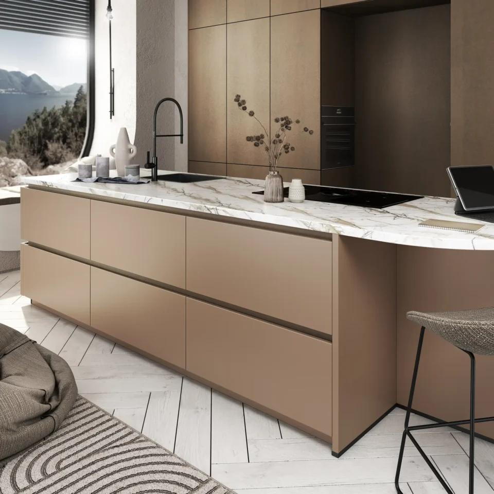 Moderne Küche mit minimalistischen Schränken in Beige, Marmor-Arbeitsplatte, schwarzem Wasserhahn und Kochfeld. Ein Fenster mit Berg- und Seeblick, ein Teppich und ein Stuhl ergänzen den Raum.