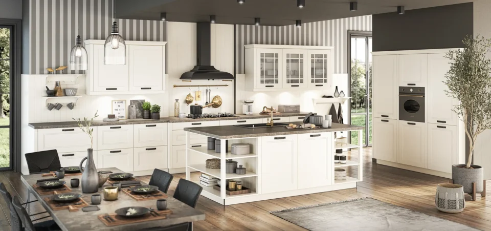 Moderne Küche mit weißen Schränken und grauen Arbeitsplatten. Ein großer Herd mit Abzugshaube, ein zentraler Küchenblock und ein angrenzender Essbereich auf Holzboden. Hängelampen und gestreifte Tapete betonen das Design.