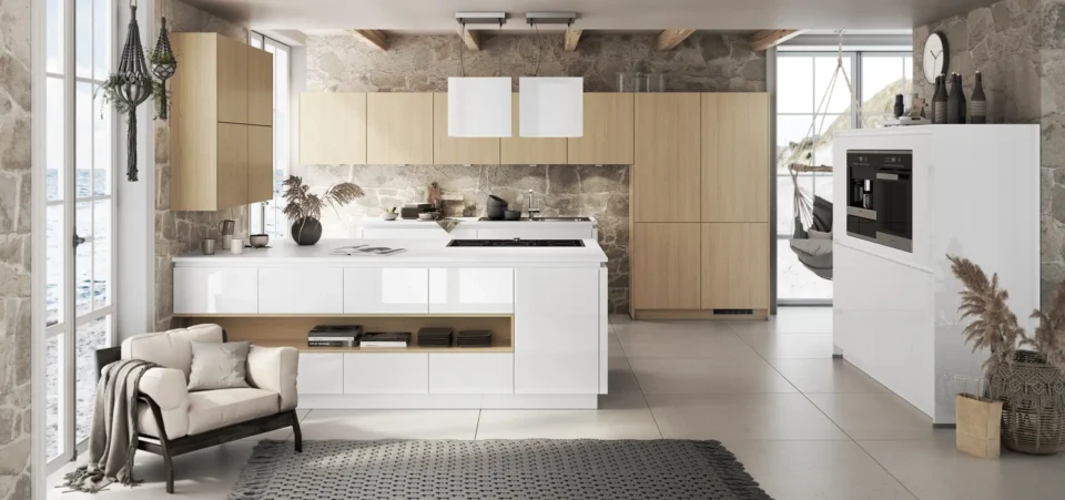 Moderne Küche mit Steinwand und hölzernen Oberschränken. Eine weiße Kücheninsel mit Regal und Dekoration steht zentral. Links ein Sessel, rechts ein eingebauter Ofen. Große Fenster lassen viel Licht herein. Ein grauer Teppich liegt auf dem Boden.