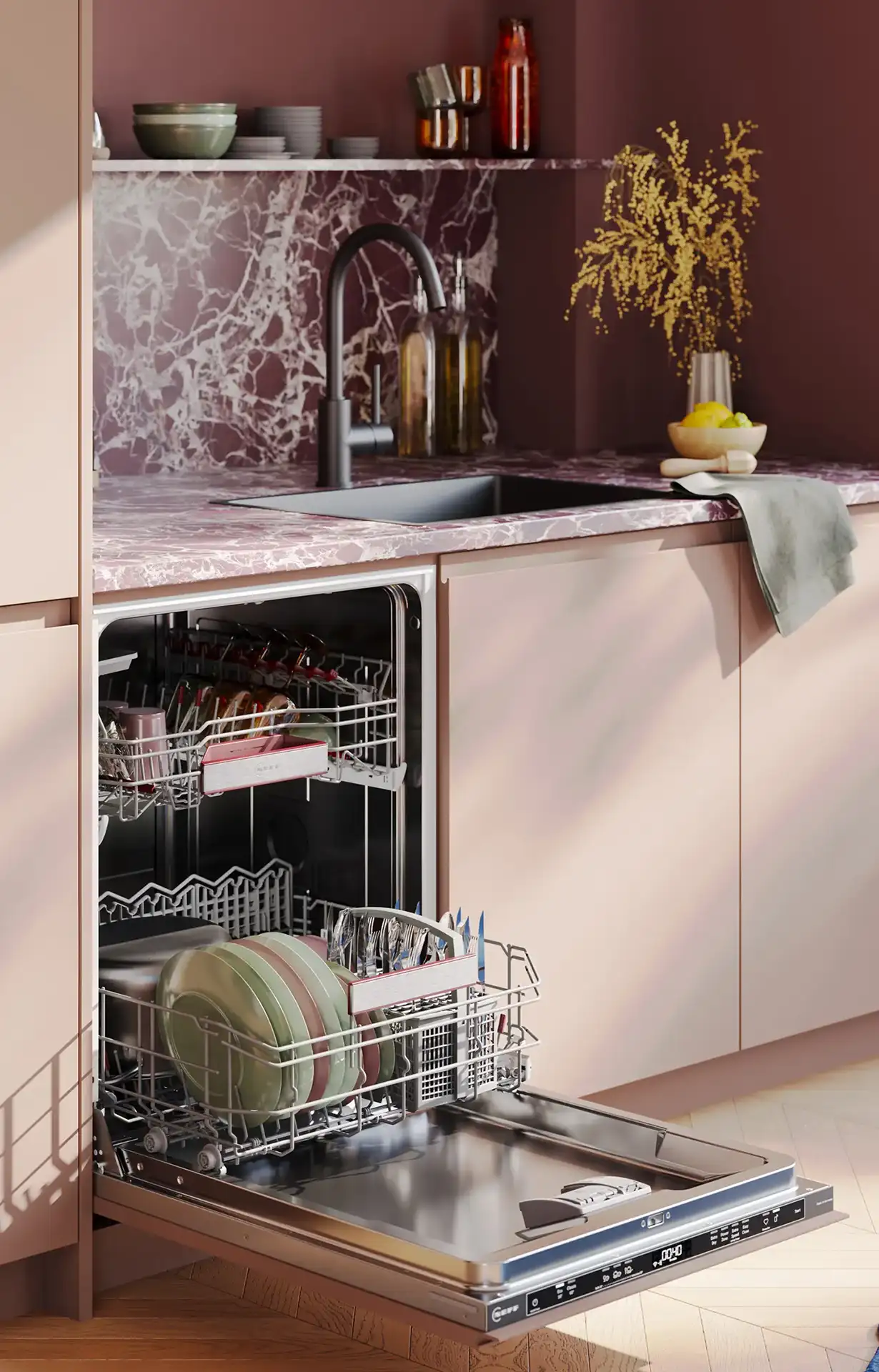 De Koeoek Marken List Neff Geöffnete Spülmaschine in einer modernen Küche. Oberes Fach mit Gläsern und Tassen, unteres Fach mit Tellern und Besteck. Auf der Arbeitsplatte stehen ein Wasserhahn, Dekoration und Flaschen. Helle Holzböden und Marmorarbeitsplatte.