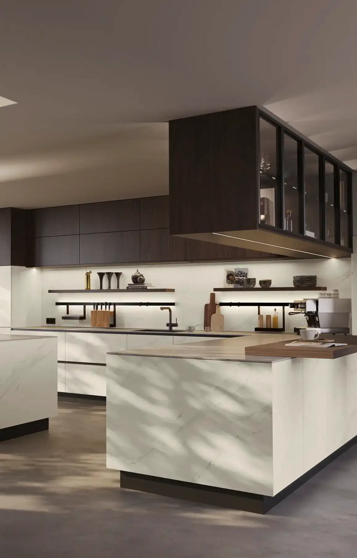 De Koeoek Marken List Sachsenkuechen Moderne Küche mit Marmorarbeitsflächen, hängenden dunklen Schränken und Glasfronten. Auf einer Arbeitsplatte stehen Gewürze und ein Messerblock. Eine Kaffeemaschine befindet sich auf der rechten Seite. Hell erleuchtet durch Sonnenlicht.