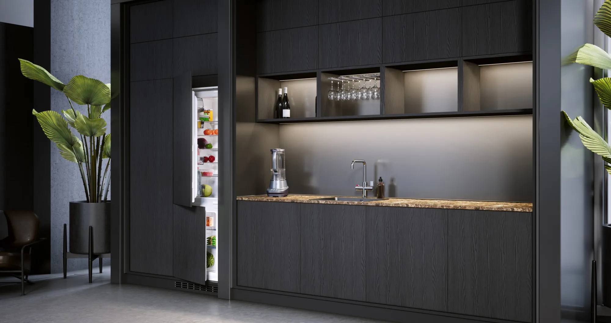 Eine moderne Küche mit offenen Regalen und einem eingebauten Kühlschrank. Der Kühlschrank ist leicht geöffnet und zeigt Obst und Gemüse. Links und rechts stehen große grüne Pflanzen, auf der Theke stehen ein Mixer und Zubehör.